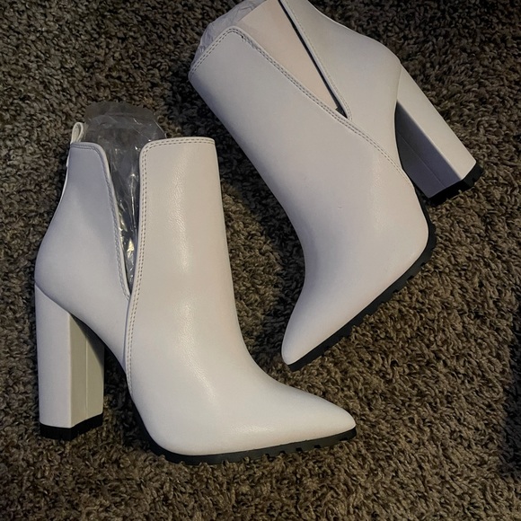 White heeled boots - Picture 3 of 3